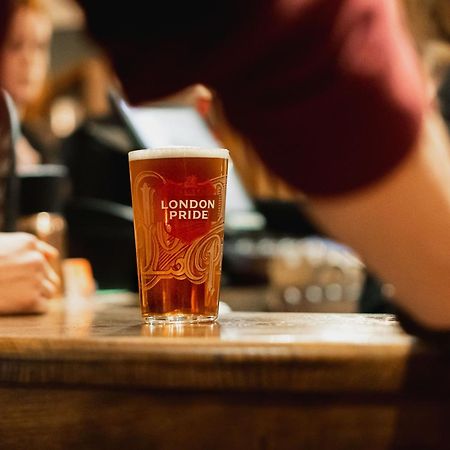 Albert Arms Esher Zewnętrze zdjęcie