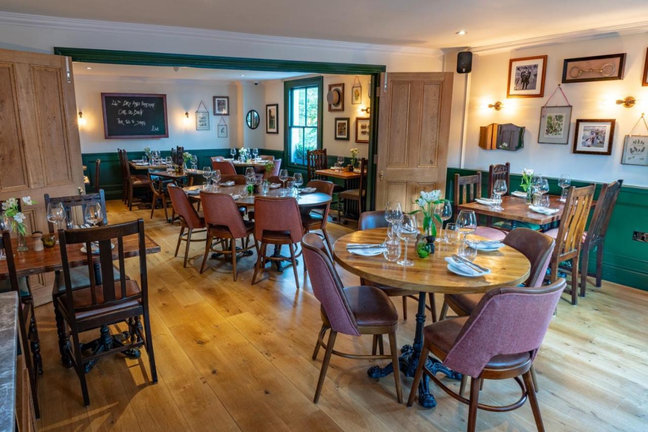 Albert Arms Esher Zewnętrze zdjęcie