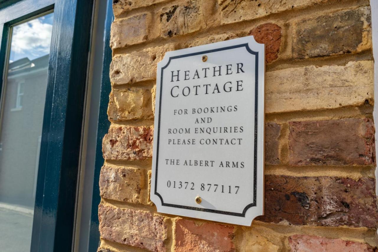 Albert Arms Esher Zewnętrze zdjęcie
