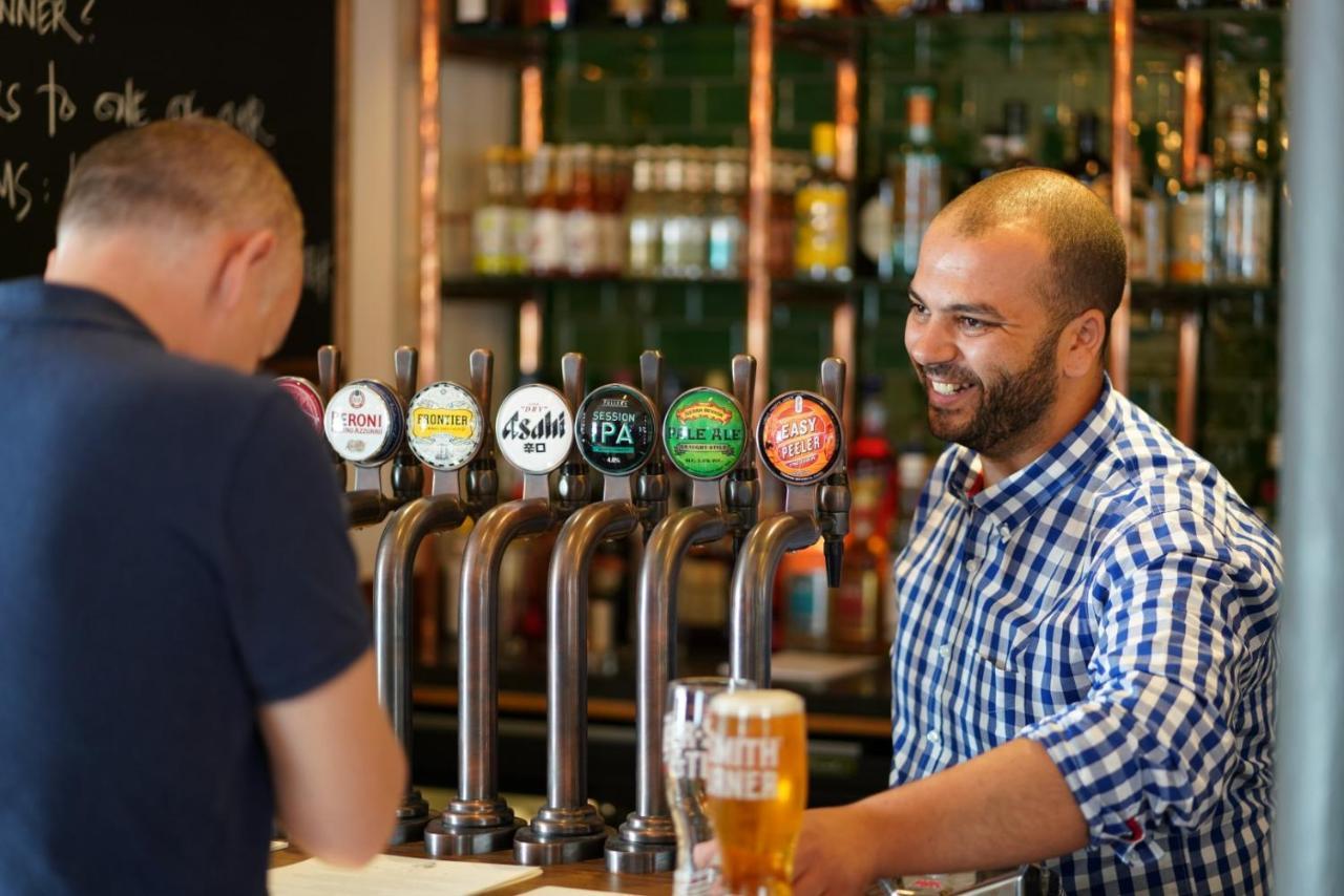 Albert Arms Esher Zewnętrze zdjęcie