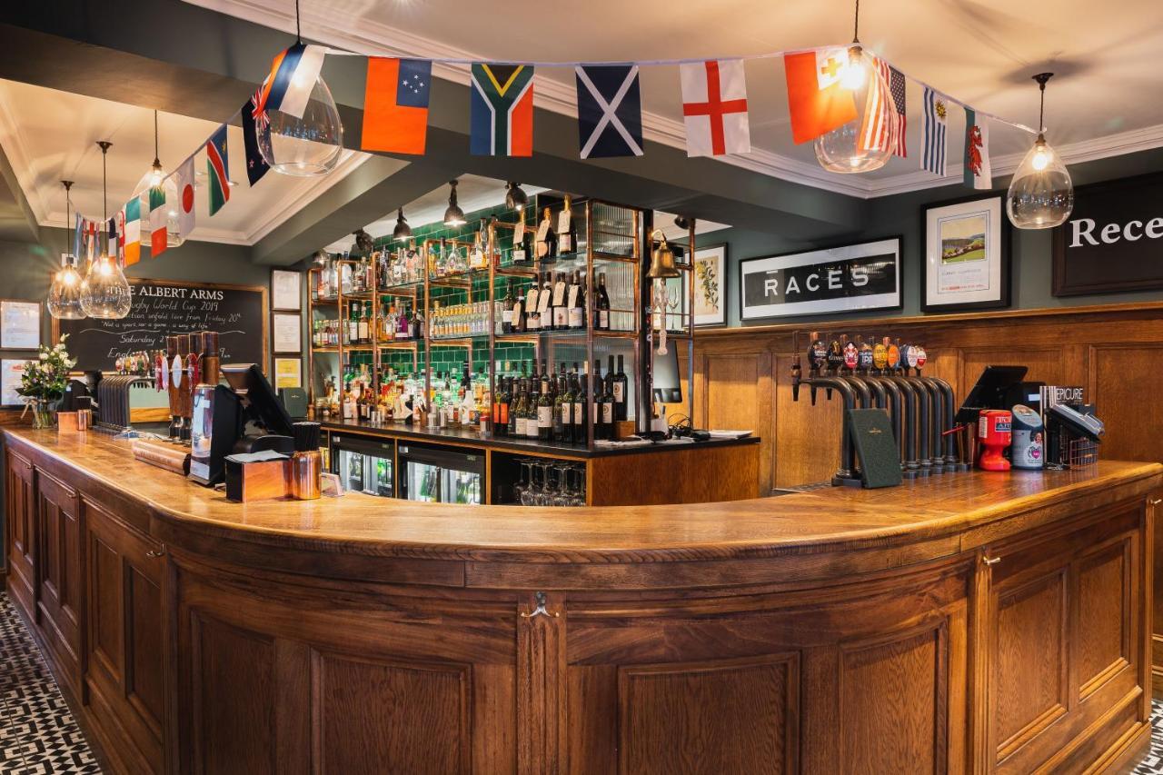 Albert Arms Esher Zewnętrze zdjęcie