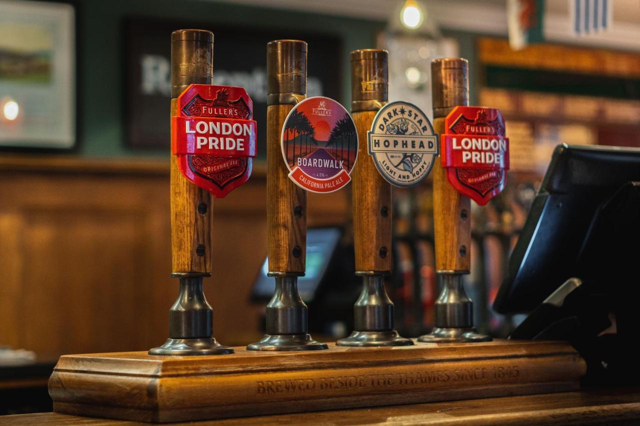 Albert Arms Esher Zewnętrze zdjęcie