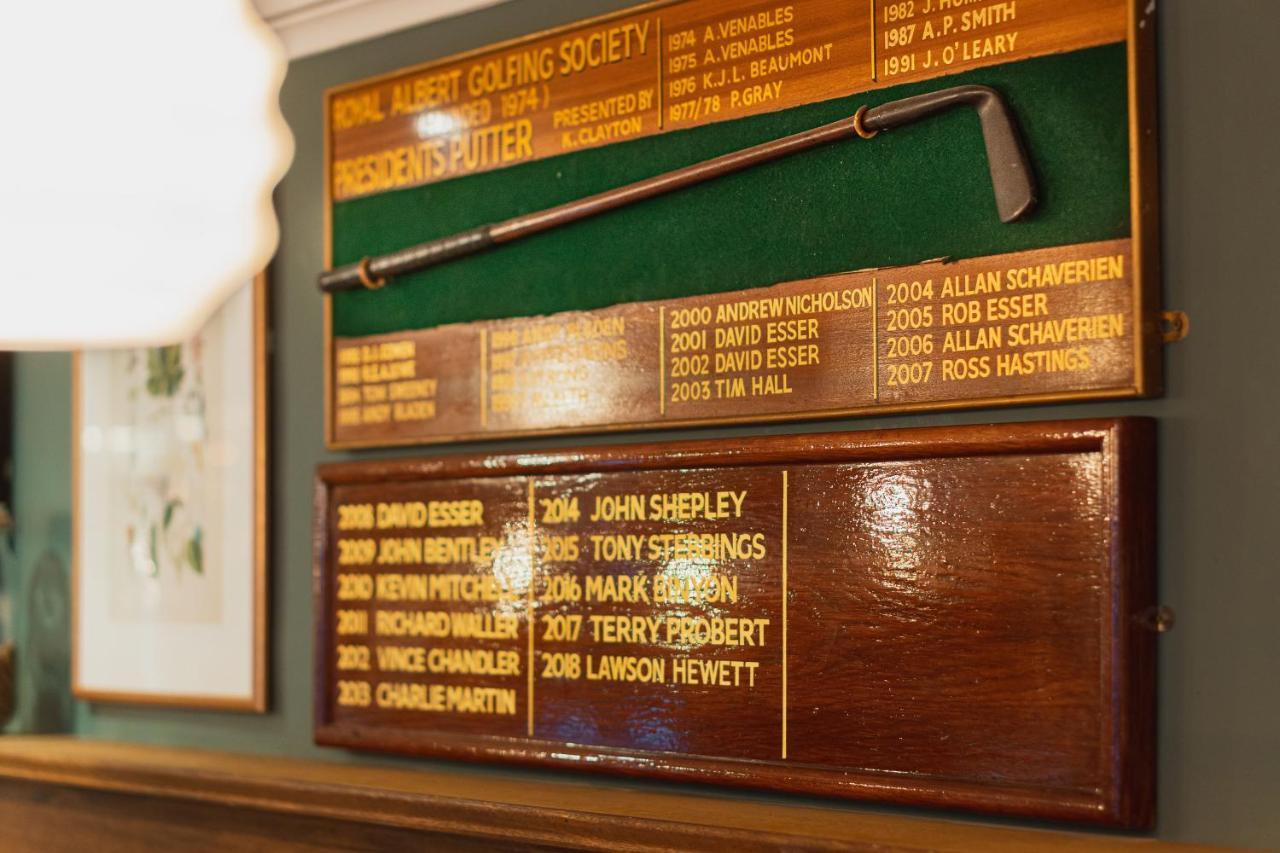Albert Arms Esher Zewnętrze zdjęcie
