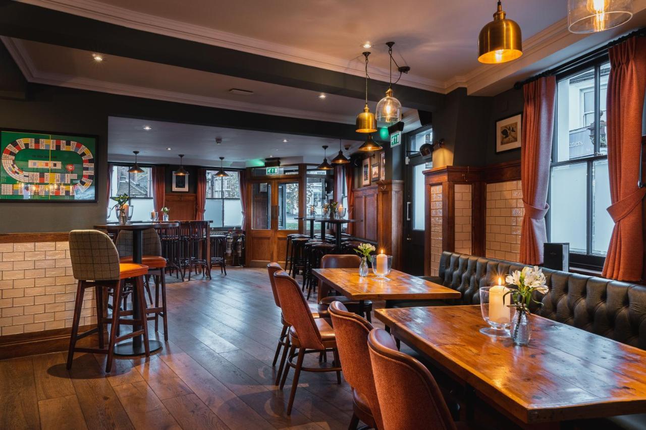Albert Arms Esher Zewnętrze zdjęcie