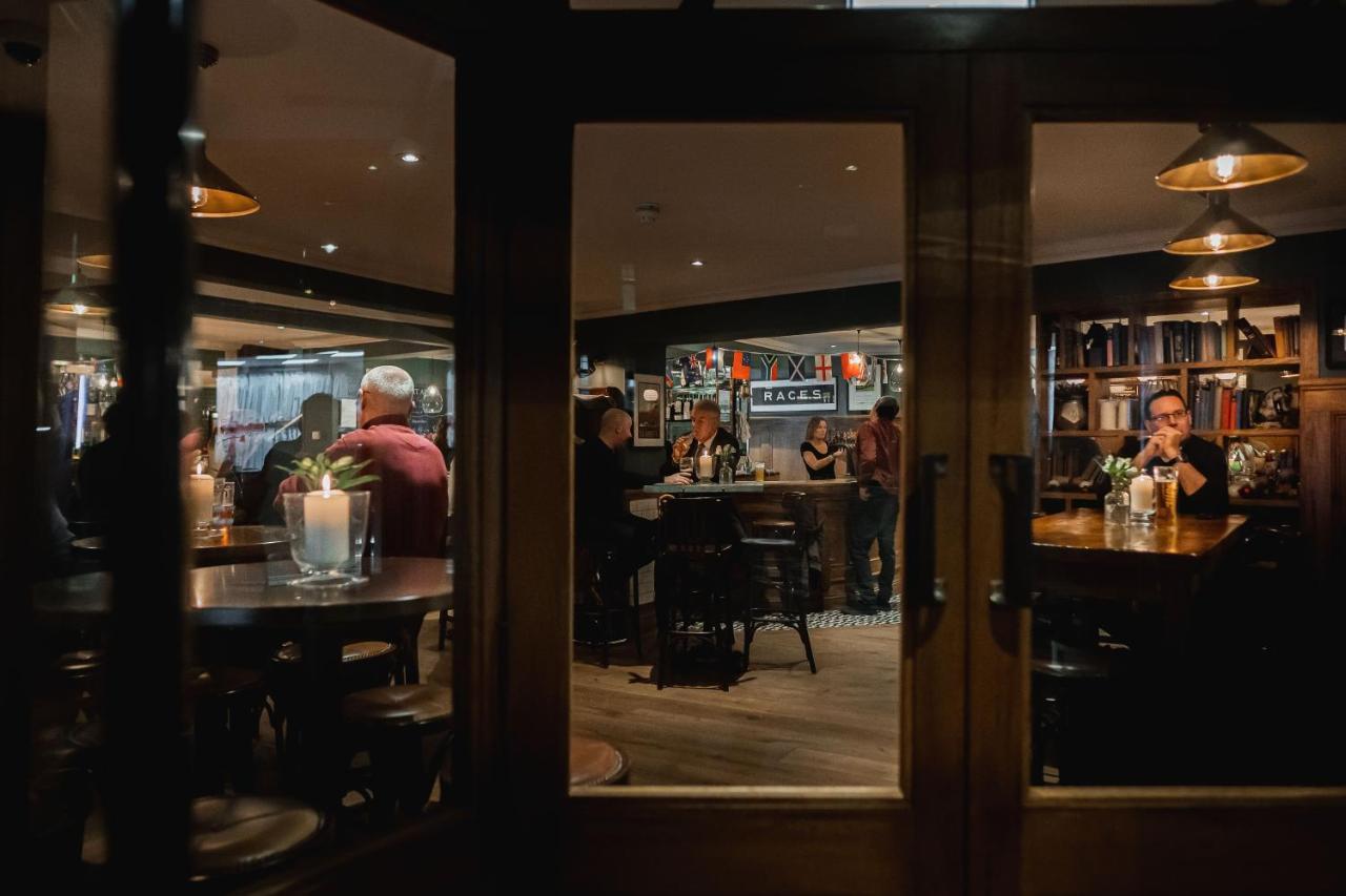 Albert Arms Esher Zewnętrze zdjęcie