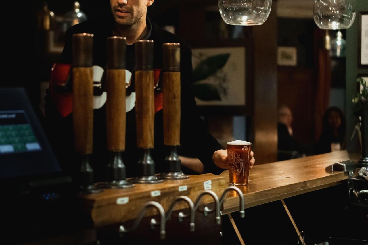 Albert Arms Esher Zewnętrze zdjęcie
