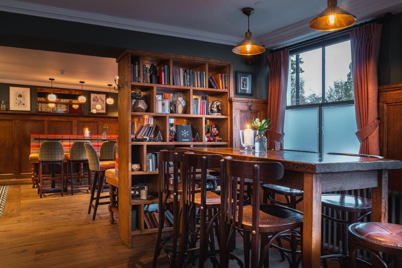 Albert Arms Esher Zewnętrze zdjęcie